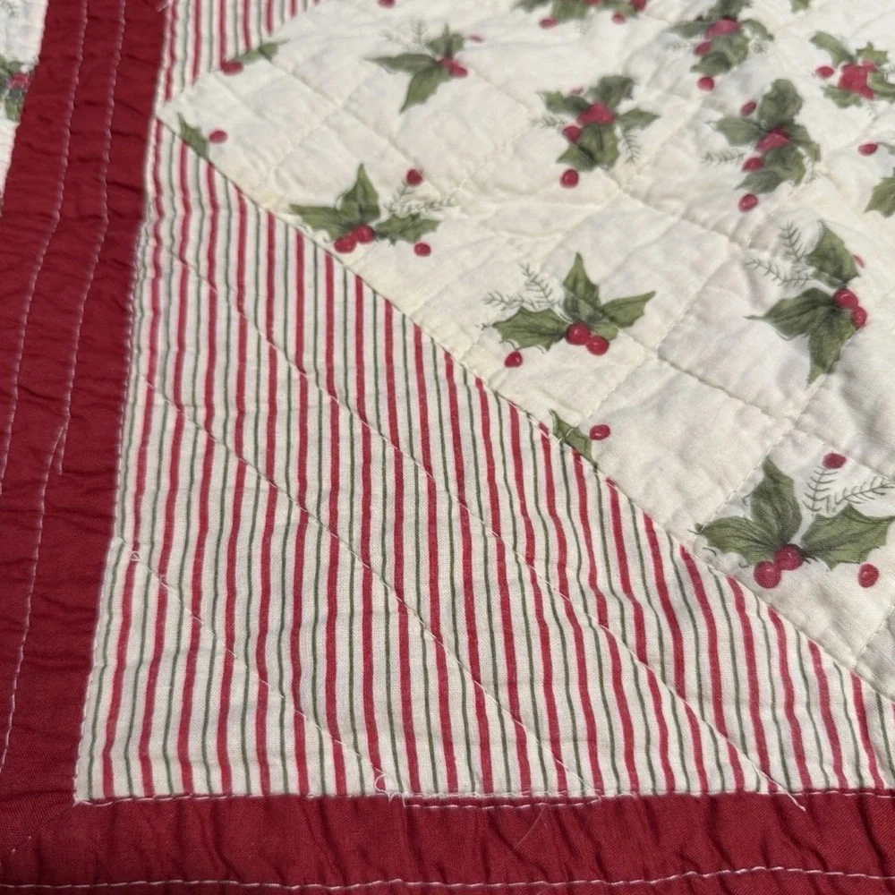 Great Finds Collect Quilted Table Topper Christmas Holly, Red & Stripe Set Of 3‎